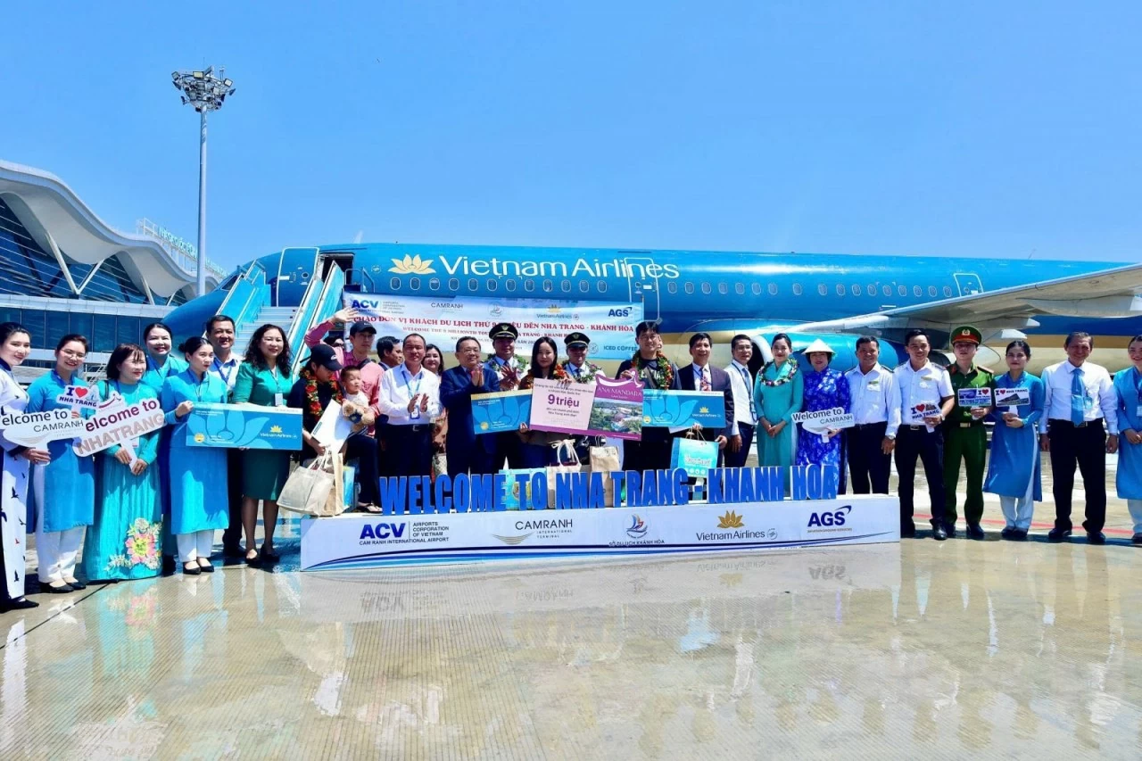 Phó Chủ tịch Thường trực UBND tỉnh Lê Hữu Hoàng, cùng lãnh đạo Sở Du lịch và các sở, ngành, doanh nghiệp tặng quà chúc mừng các vị khách. (Ảnh: Phan Khánh) Phó Chủ tịch Thường trực UBND tỉnh Lê Hữu Hoàng, cùng lãnh đạo Sở Du lịch và các sở, ngành, doanh nghiệp tặng quà chúc mừng các vị khách. (Ảnh: Phan Khánh)