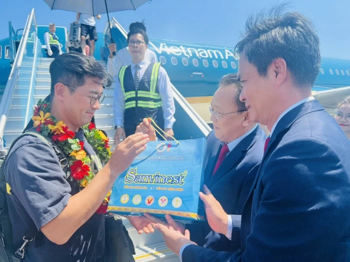 Phó Chủ tịch Thường trực UBND tỉnh Lê Hữu Hoàng tặng quà cho vị khách thứ 9.000.001 Phó Chủ tịch Thường trực UBND tỉnh Lê Hữu Hoàng tặng quà cho vị khách thứ 9.000.001