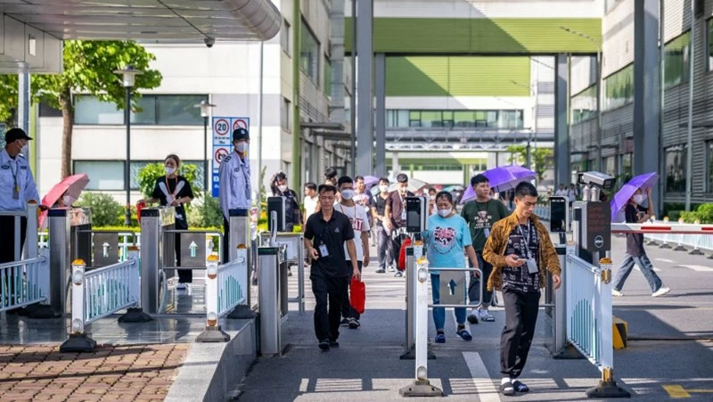 Công nhân tan ca làm việc tại một nhà cung cấp của Apple ở Bắc Ninh, Việt Nam. Linh Pham/Bloomberg/Getty Images Công nhân tan ca làm việc tại một nhà cung cấp của Apple ở Bắc Ninh, Việt Nam. Linh Pham/Bloomberg/Getty Images