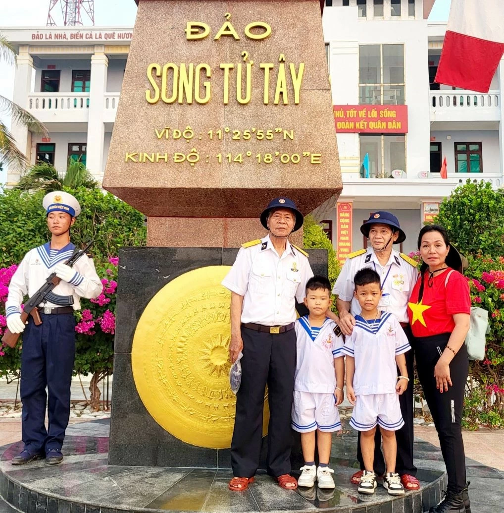 Biển đảo trong lòng đồng bào. Hình ảnh Cột mốc Song Tử Tây- Trường Sa. (Ảnh: MH) Biển đảo trong lòng đồng bào. Hình ảnh Cột mốc Song Tử Tây- Trường Sa. (Ảnh: MH)