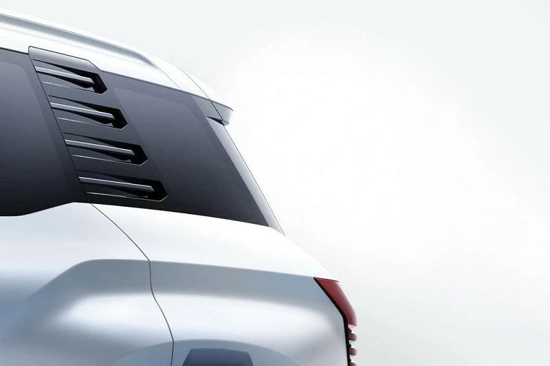 Mép cửa sau cho thấy đuôi xe khá ngắn Mép cửa sau cho thấy đuôi xe khá ngắn