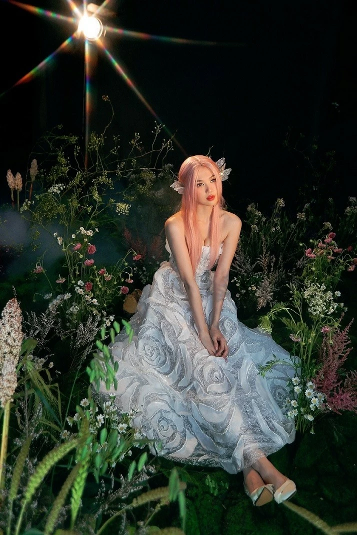 Ngọc Trinh làm nàng thơ của NTK Chung Thanh Phong trong bộ ảnh thời trang mới. Cô hóa thân thành tiên bướm, diện các thiết kế mới nhất thuộc bộ sưu tập I Dreamed A Dream ra mắt cuối tháng 8 tại Đà Nẵng. NTK Chung Thanh Phong cho biết, khuôn mặt của Ngọc Trinh phù hợp với ý tưởng nghệ thuật bộ hình. Ngọc Trinh làm nàng thơ của NTK Chung Thanh Phong trong bộ ảnh thời trang mới. Cô hóa thân thành tiên bướm, diện các thiết kế mới nhất thuộc bộ sưu tập I Dreamed A Dream ra mắt cuối tháng 8 tại Đà Nẵng. NTK Chung Thanh Phong cho biết, khuôn mặt của Ngọc Trinh phù hợp với ý tưởng nghệ thuật bộ hình.