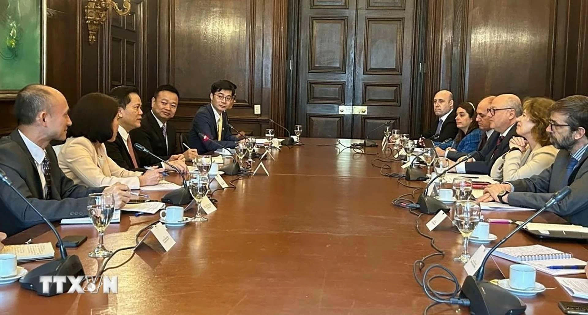 Thứ trưởng Hà Kim Ngọc thăm Argentina đồng chủ trì Tham vấn chính trị lần thứ 9 giữa hai Bộ Ngoại giao Thứ trưởng Hà Kim Ngọc thăm Argentina đồng chủ trì Tham vấn chính trị lần thứ 9 giữa hai Bộ Ngoại giao