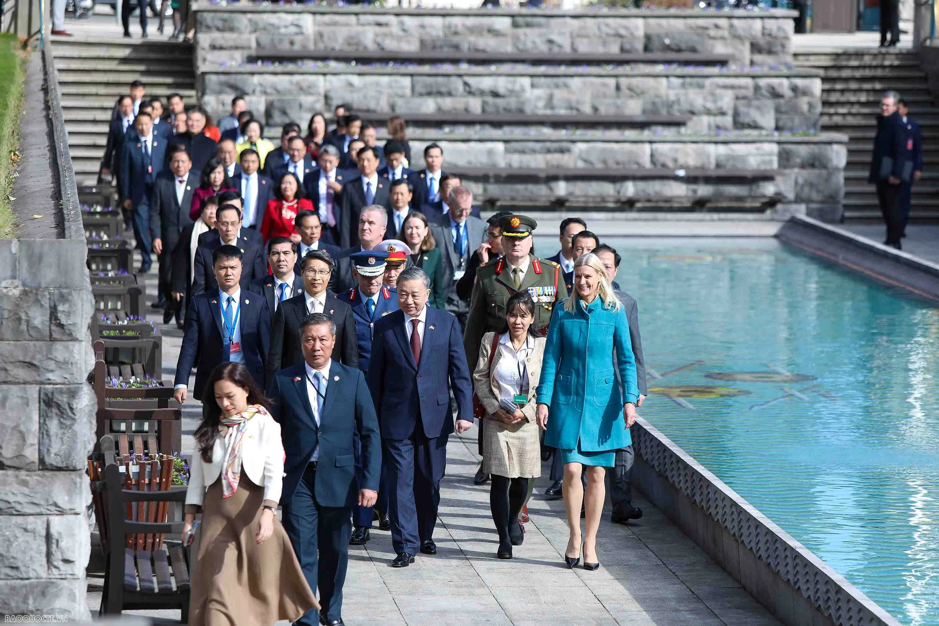 Tổng Bí thư, Chủ tịch nước đặt hoa tại Đài tưởng niệm quốc gia Ireland Tổng Bí thư, Chủ tịch nước đặt hoa tại Đài tưởng niệm quốc gia Ireland