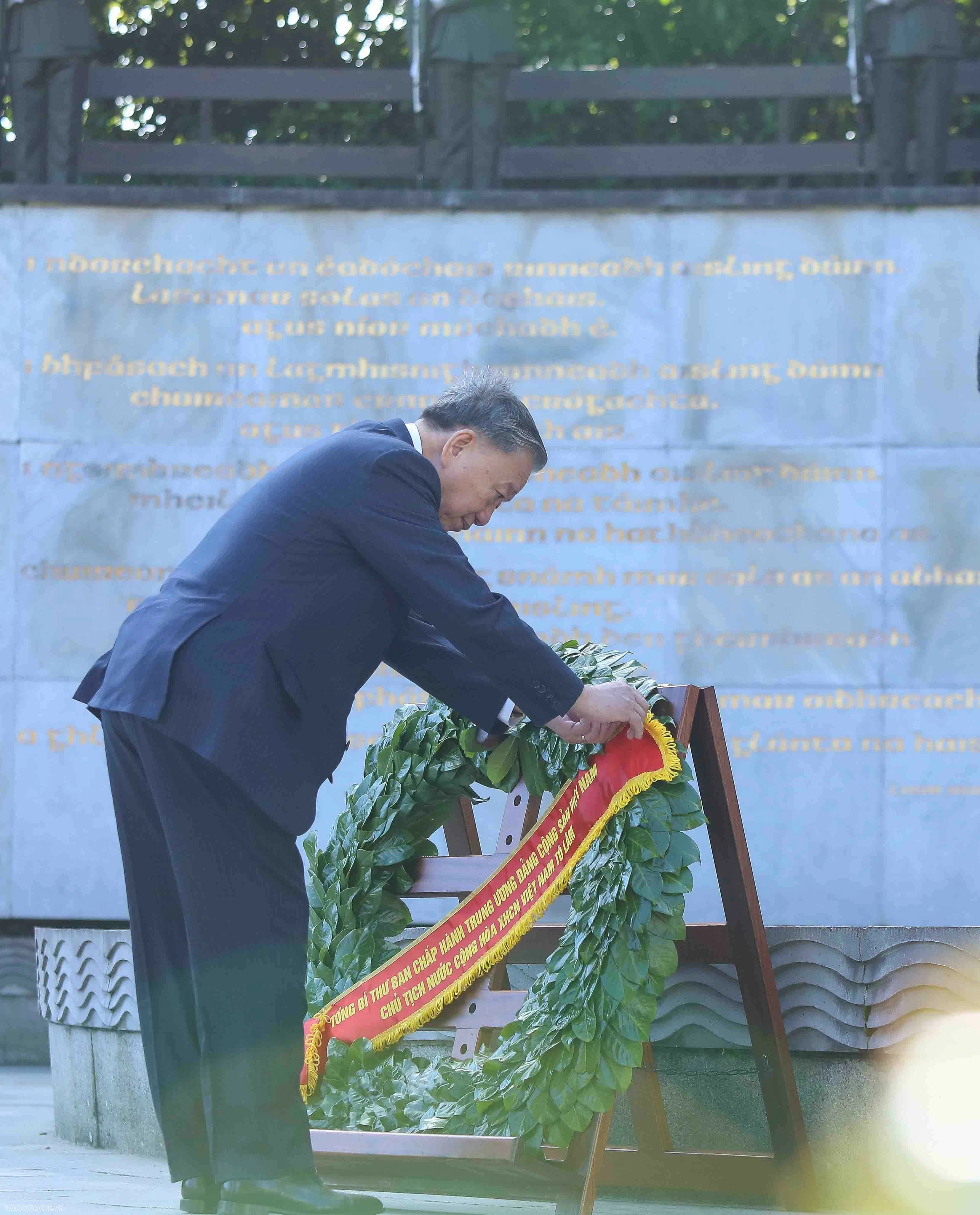 Tổng Bí thư, Chủ tịch nước đặt hoa tại Đài tưởng niệm quốc gia Ireland Tổng Bí thư, Chủ tịch nước đặt hoa tại Đài tưởng niệm quốc gia Ireland