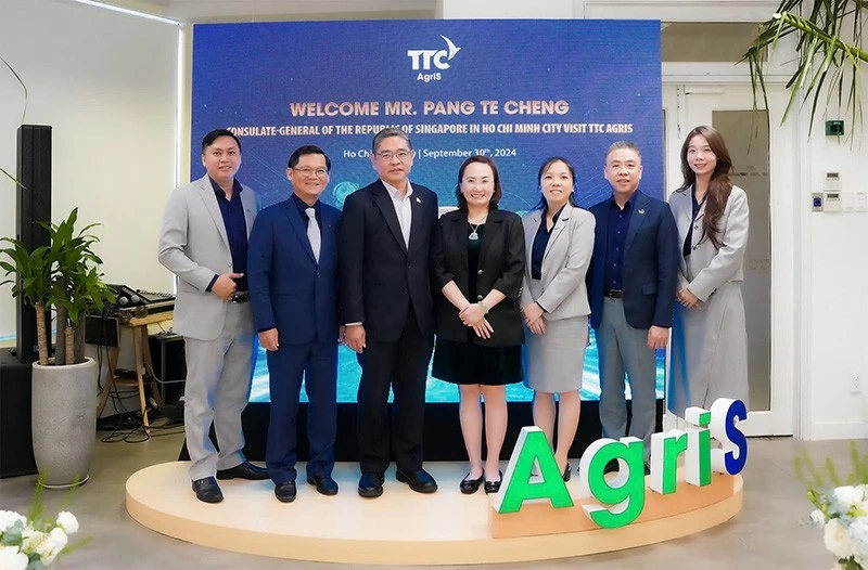 Chủ tịch TTC AgriS bà Đặng Huỳnh Ức My (thứ 4 từ trái qua) cùng Tổng Lãnh sự Cộng hòa Singapore ông Pang Te Cheng (thứ 3 từ trái qua) và các nhân sự cấp cao của TTC AgriS tại buổi gặp gỡ ngày 30/9/2024, trao đổi việc tăng cường hợp tác trong lĩnh vực nông nghiệp bền vững. Chủ tịch TTC AgriS bà Đặng Huỳnh Ức My (thứ 4 từ trái qua) cùng Tổng Lãnh sự Cộng hòa Singapore ông Pang Te Cheng (thứ 3 từ trái qua) và các nhân sự cấp cao của TTC AgriS tại buổi gặp gỡ ngày 30/9/2024, trao đổi việc tăng cường hợp tác trong lĩnh vực nông nghiệp bền vững.