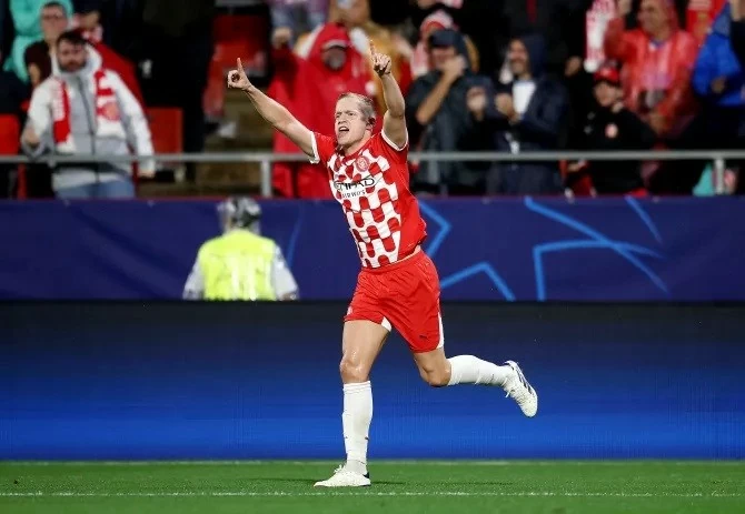 Tiền vệ Van de Beek lần đầu ghi bàn sau 2,5 năm Tiền vệ Van de Beek lần đầu ghi bàn sau 2,5 năm
