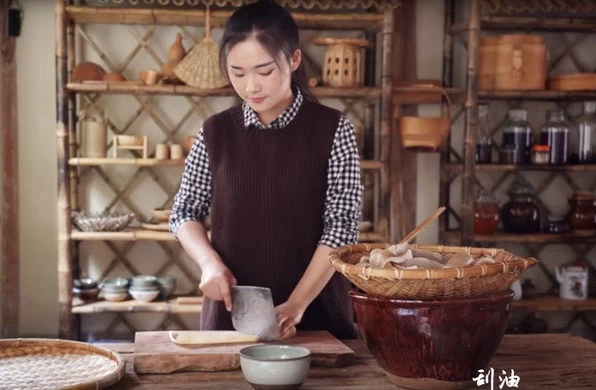 Thanh niên Trung Quốc Cô được cộng đồng mạng ủng nhộ nhờ các video nấu ăn theo phong cách bình dị, truyền thống vùng thôn quê. Thanh niên Trung Quốc Cô được cộng đồng mạng ủng nhộ nhờ các video nấu ăn theo phong cách bình dị, truyền thống vùng thôn quê.