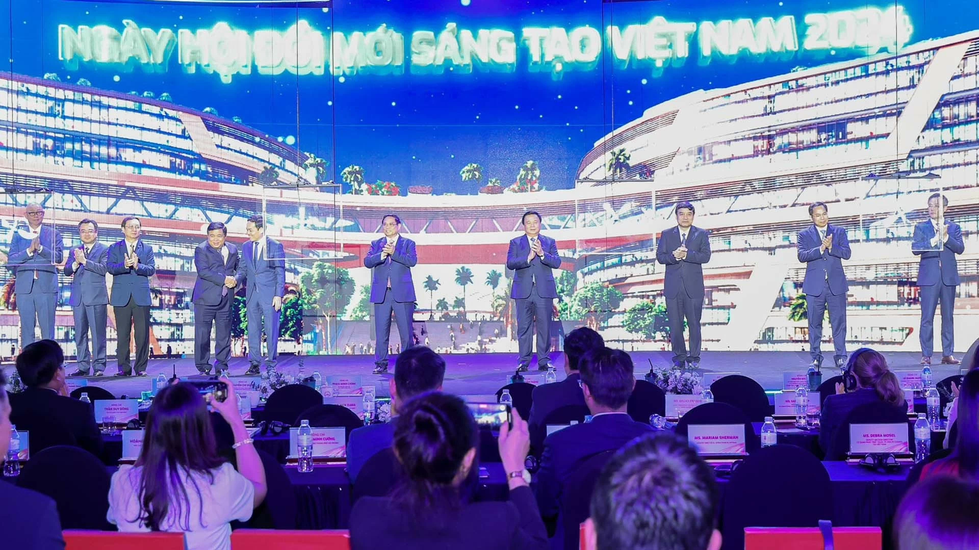 Thủ tướng và các đại biểu thực hiện nghi thức khai mạc Ngày hội Đổi mới sáng tạo Việt Nam 2024 và lễ kỷ niệm 5 năm thành lập Trung tâm Đổi mới sáng tạo quốc gia. (Nguồn: VGP) Thủ tướng và các đại biểu thực hiện nghi thức khai mạc Ngày hội Đổi mới sáng tạo Việt Nam 2024 và lễ kỷ niệm 5 năm thành lập Trung tâm Đổi mới sáng tạo quốc gia. (Nguồn: VGP)
