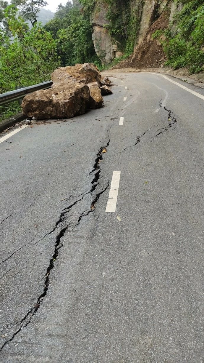 Điểm sạt lở ta luy âm và một số điểm sạt lở taluy dương tại km 0+460 đến km 0+560. (Ảnh: Lê Hiền) Điểm sạt lở ta luy âm và một số điểm sạt lở taluy dương tại km 0+460 đến km 0+560. (Ảnh: Lê Hiền)