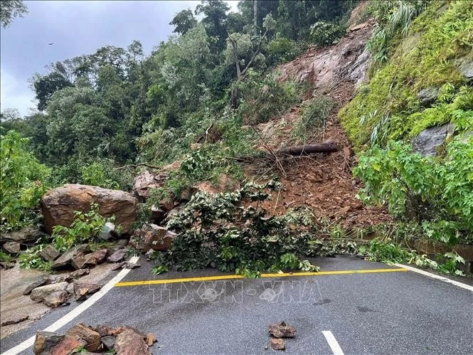 Điểm sạt lở đường lên đền Thượng khu vực vườn Quốc gia Ba Vì. (Nguồn: TTXVN) Điểm sạt lở đường lên đền Thượng khu vực vườn Quốc gia Ba Vì. (Nguồn: TTXVN)