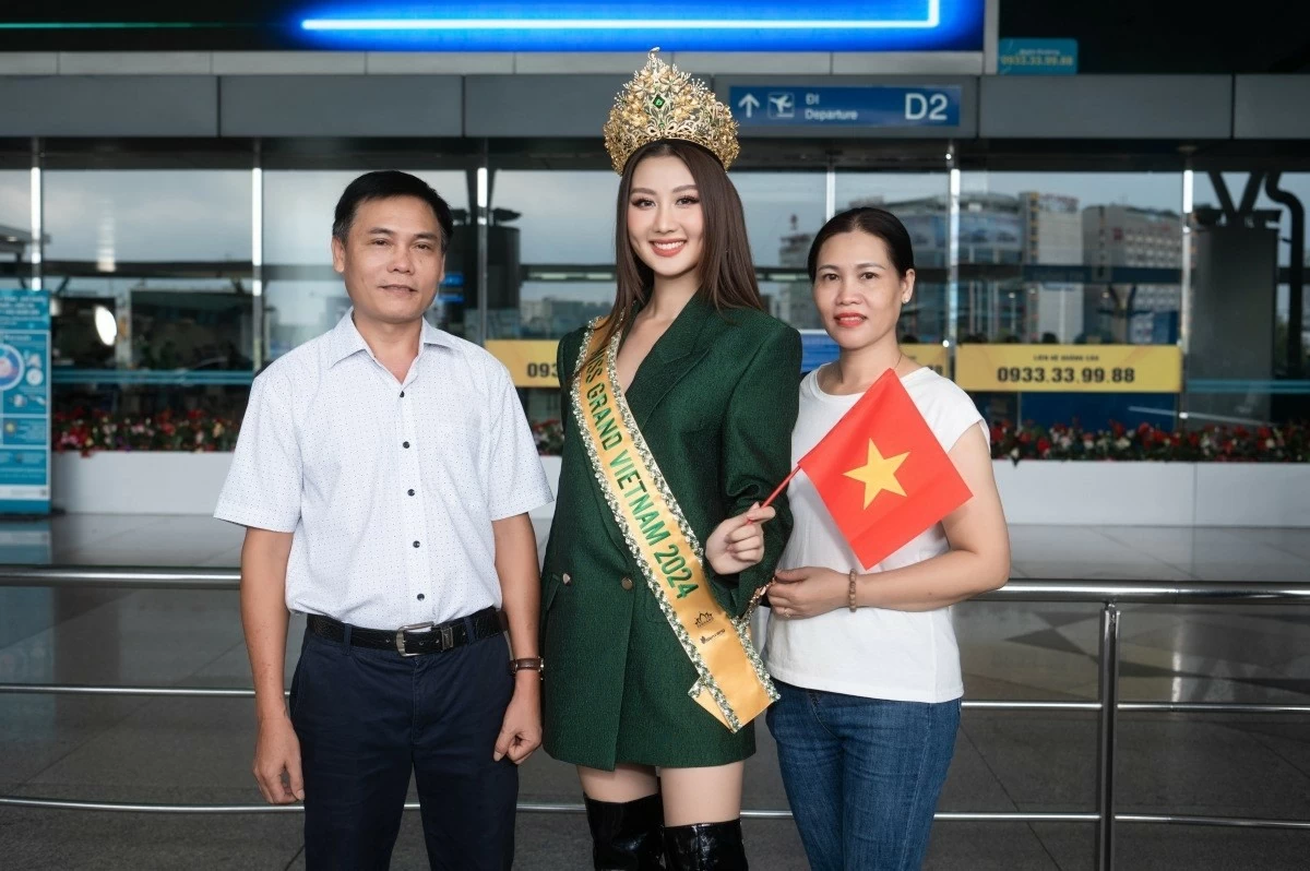 Mẹ và cậu ruột từ Quảng Nam vào TP. Hồ Chí Minh ủng hộ tinh thần Hoa hậu Quế Anh. Mẹ Quế Anh, bà Lê Thị Hiền, 49 tuổi, theo sát, liên tục dặn dò con kiểm tra trang phục, đồ ăn mang theo trong lần đầu tới Campuchia. Mẹ và cậu ruột từ Quảng Nam vào TP. Hồ Chí Minh ủng hộ tinh thần Hoa hậu Quế Anh. Mẹ Quế Anh, bà Lê Thị Hiền, 49 tuổi, theo sát, liên tục dặn dò con kiểm tra trang phục, đồ ăn mang theo trong lần đầu tới Campuchia.