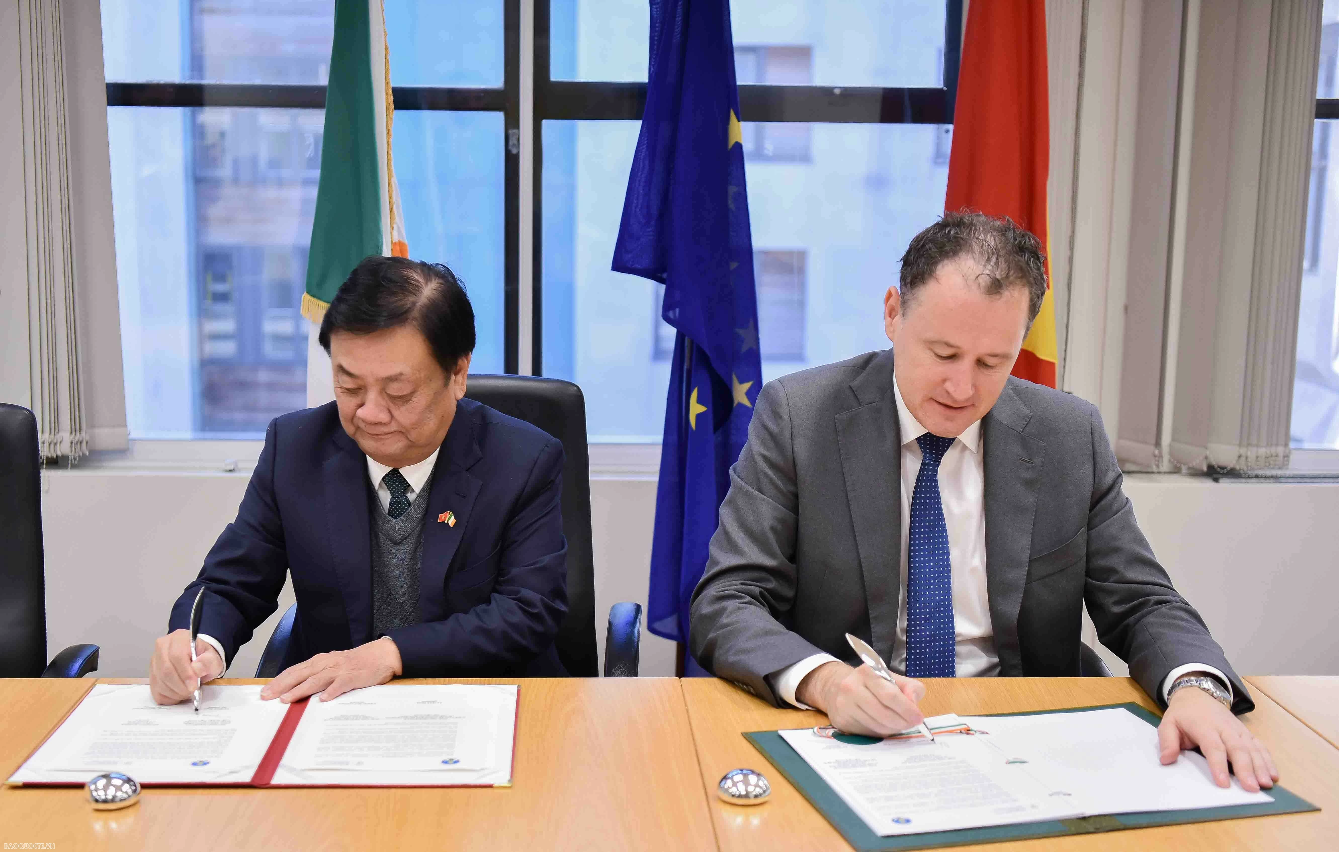 Bộ Nông nghiệp Việt Nam - Ireland ký hợp tác chuyển đổi hệ thống lương thực, thực phẩm. Bộ Nông nghiệp Việt Nam - Ireland ký hợp tác chuyển đổi hệ thống lương thực, thực phẩm.