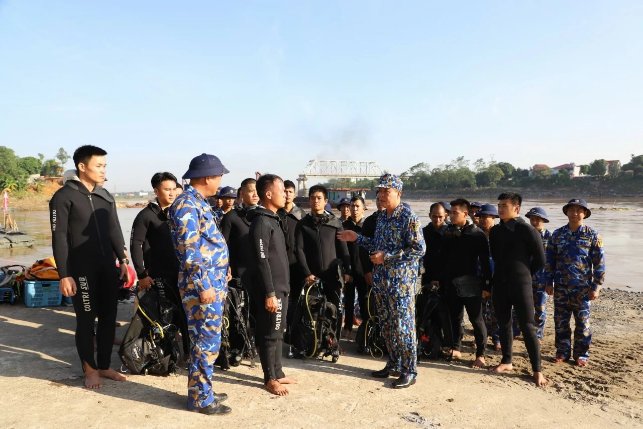Chuẩn Đô đốc Phạm Như Xuân động viên cán bộ chiến sĩ tham gia tìm kiếm nạn nhân mất tích trong vụ sập cầu Phong Châu Chuẩn Đô đốc Phạm Như Xuân động viên cán bộ chiến sĩ tham gia tìm kiếm nạn nhân mất tích trong vụ sập cầu Phong Châu