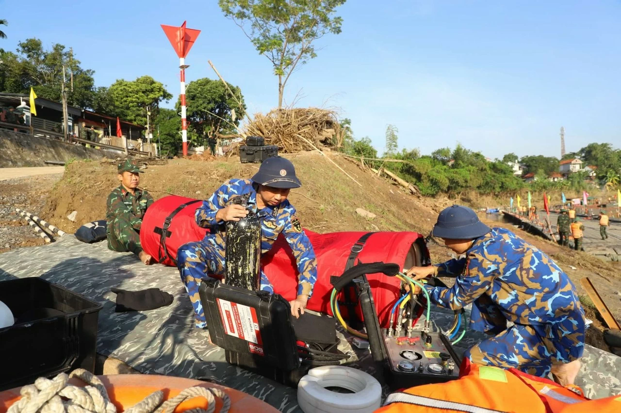 Chuẩn Đô đốc Phạm Như Xuân động viên cán bộ chiến sĩ tham gia tìm kiếm nạn nhân mất tích trong vụ sập cầu Phong Châu Chuẩn Đô đốc Phạm Như Xuân động viên cán bộ chiến sĩ tham gia tìm kiếm nạn nhân mất tích trong vụ sập cầu Phong Châu