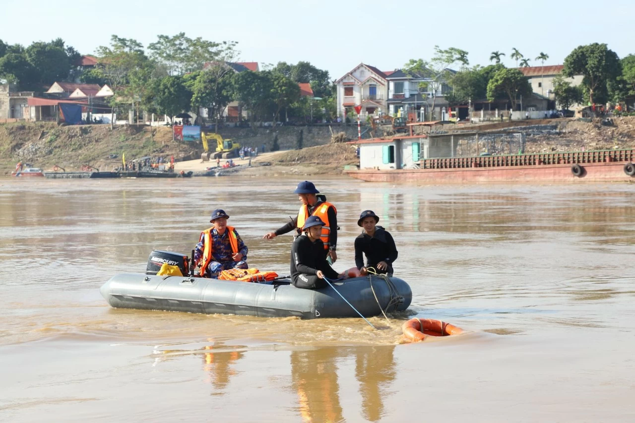 Chuẩn Đô đốc Phạm Như Xuân động viên cán bộ chiến sĩ tham gia tìm kiếm nạn nhân mất tích trong vụ sập cầu Phong Châu Chuẩn Đô đốc Phạm Như Xuân động viên cán bộ chiến sĩ tham gia tìm kiếm nạn nhân mất tích trong vụ sập cầu Phong Châu