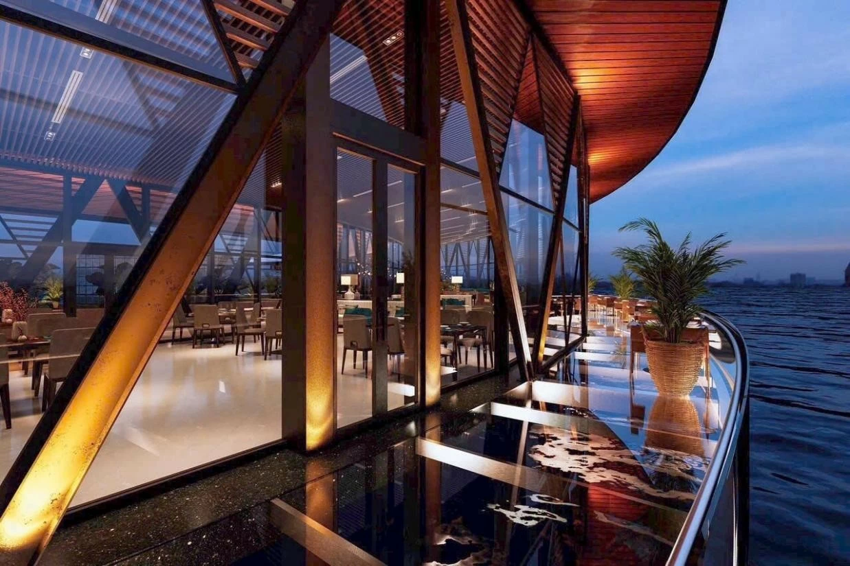 Những ánh đèn lung linh soi bóng bên hồ Vua Lê Những ánh đèn lung linh soi bóng bên hồ Vua Lê