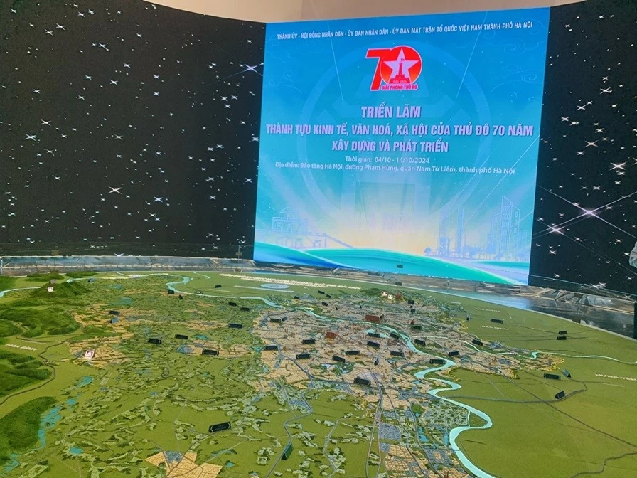Triển lãm 'Thành tựu kinh tế, văn hóa, xã hội của Thủ đô 70 năm xây dựng và phát triển' Triển lãm 'Thành tựu kinh tế, văn hóa, xã hội của Thủ đô 70 năm xây dựng và phát triển'