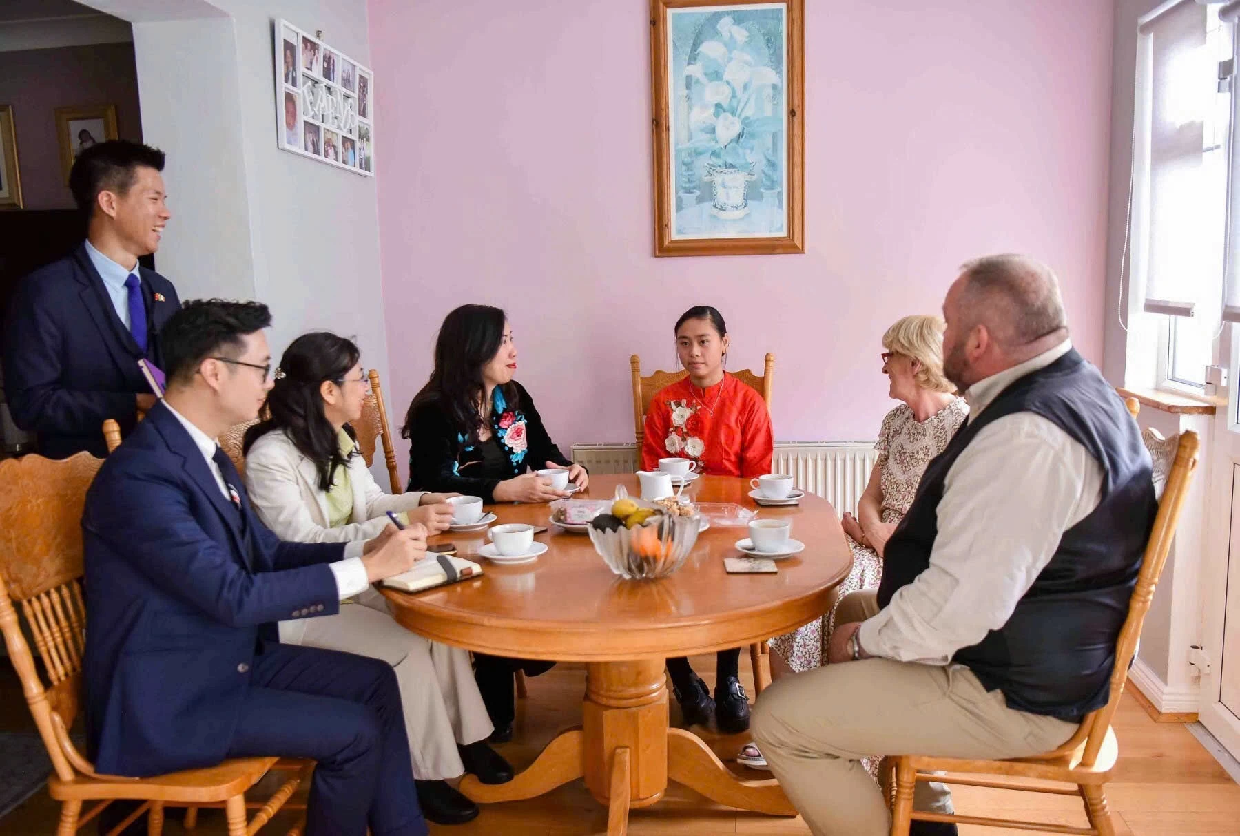Tin TTr CN UBNV thăm gia đình nhận con nuôi Việt Nam Tin TTr CN UBNV thăm gia đình nhận con nuôi Việt Nam