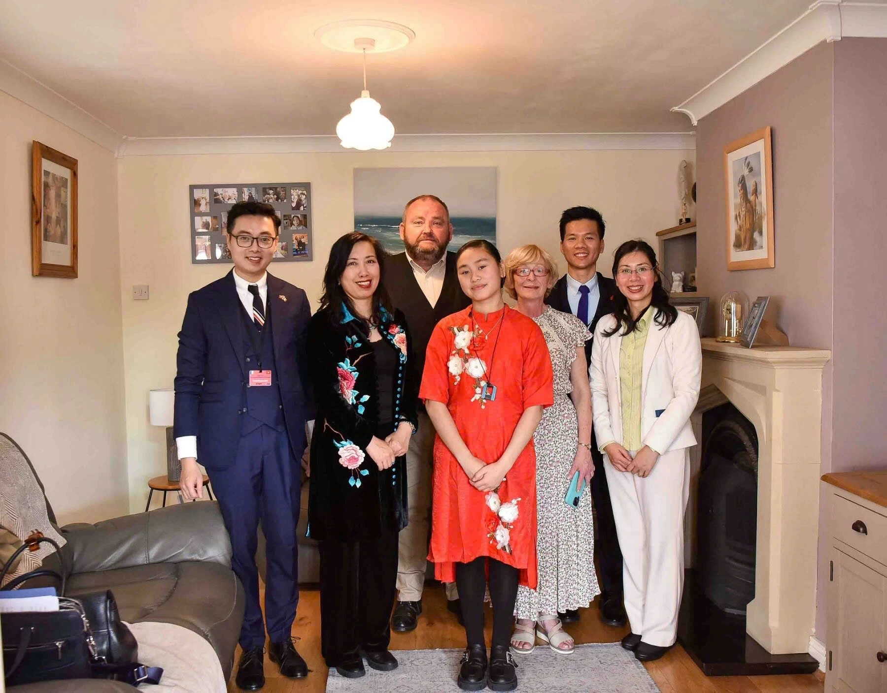 Tin TTr CN UBNV thăm gia đình nhận con nuôi Việt Nam Tin TTr CN UBNV thăm gia đình nhận con nuôi Việt Nam