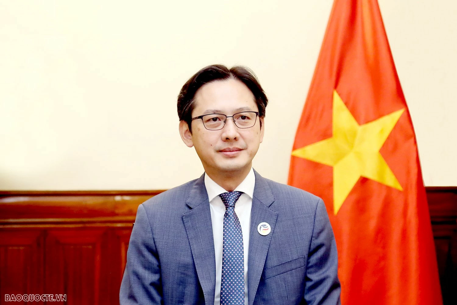 Thứ trưởng Ngoại giao Đỗ Hùng Việt trả lời phỏng vấn báo chí về chuyến công tác của Thủ tướng Phạm Minh Chính tham dự Hội nghị cấp cao ASEAN 44 – 45 tại Lào. Thứ trưởng Ngoại giao Đỗ Hùng Việt trả lời phỏng vấn báo chí về chuyến công tác của Thủ tướng Phạm Minh Chính tham dự Hội nghị cấp cao ASEAN 44 – 45 tại Lào.