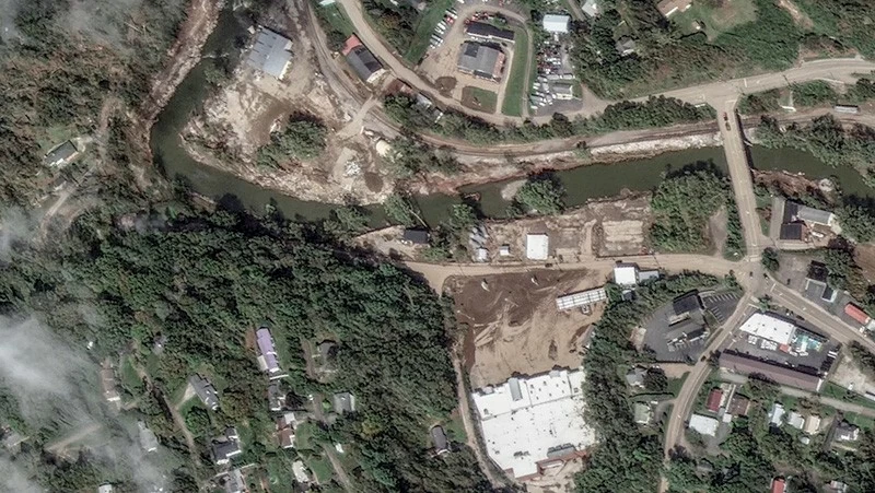 Ảnh vệ tinh cho thấy tình trạng lũ lụt ở Sông North Toe và một khu chợ sau cơn bão Helene tại Spruce Pine, Bắc Carolina, Hoa Kỳ, ngày 2 tháng 10 năm 2024. Ảnh vệ tinh cho thấy tình trạng lũ lụt ở Sông North Toe và một khu chợ sau cơn bão Helene tại Spruce Pine, Bắc Carolina, Hoa Kỳ, ngày 2 tháng 10 năm 2024.