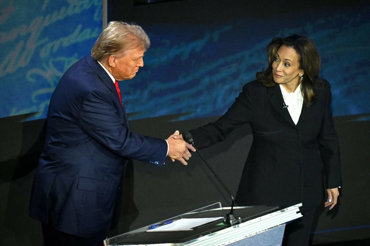 Cựu Tổng thống Donald Trump và Phó Tổng thống Kamala Harris bắt tay nhau trước khi bắt đầu cuộc tranh luận ở Philadelphia, ngày 10/9. (Nguồn: Getty Images) Cựu Tổng thống Donald Trump và Phó Tổng thống Kamala Harris bắt tay nhau trước khi bắt đầu cuộc tranh luận ở Philadelphia, ngày 10/9. (Nguồn: Getty Images)