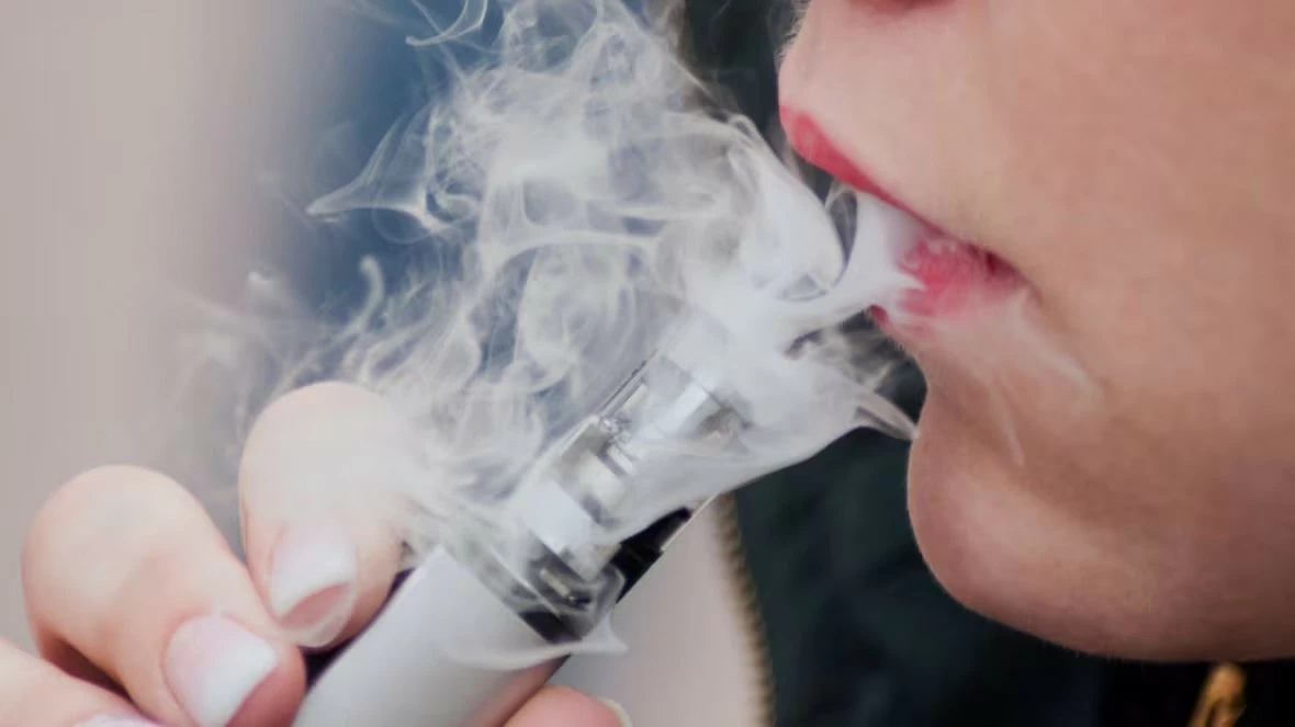 Lợi ích từ cấm bán thuốc lá cho thanh thiếu niên: Kết quả khoa học không thể chối cãi. (Nguồn: CBC News) Lợi ích từ cấm bán thuốc lá cho thanh thiếu niên: Kết quả khoa học không thể chối cãi. (Nguồn: CBC News)