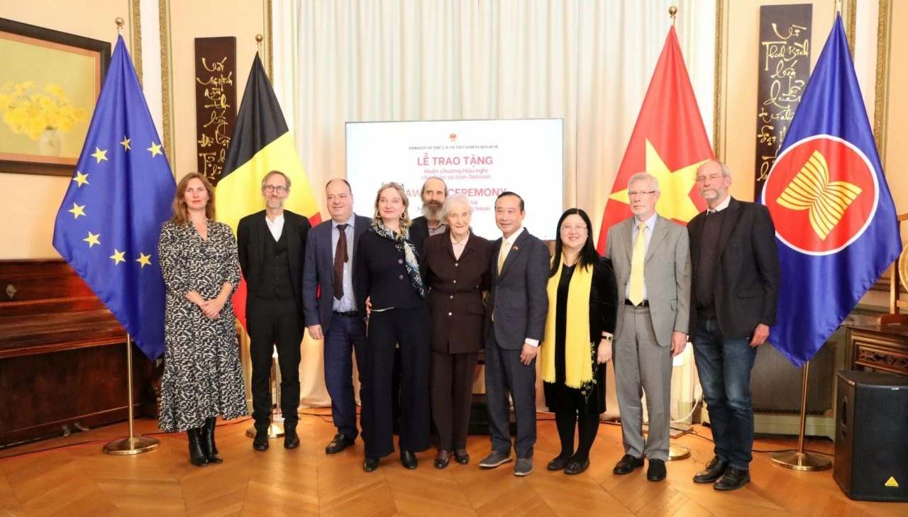 Việt Nam truy tặng Huân chương Hữu nghị cho cố Giáo sư Jean Salmon, cựu thành viên Tòa Trọng tài thường trực (PCA) Việt Nam truy tặng Huân chương Hữu nghị cho cố Giáo sư Jean Salmon, cựu thành viên Tòa Trọng tài thường trực (PCA)