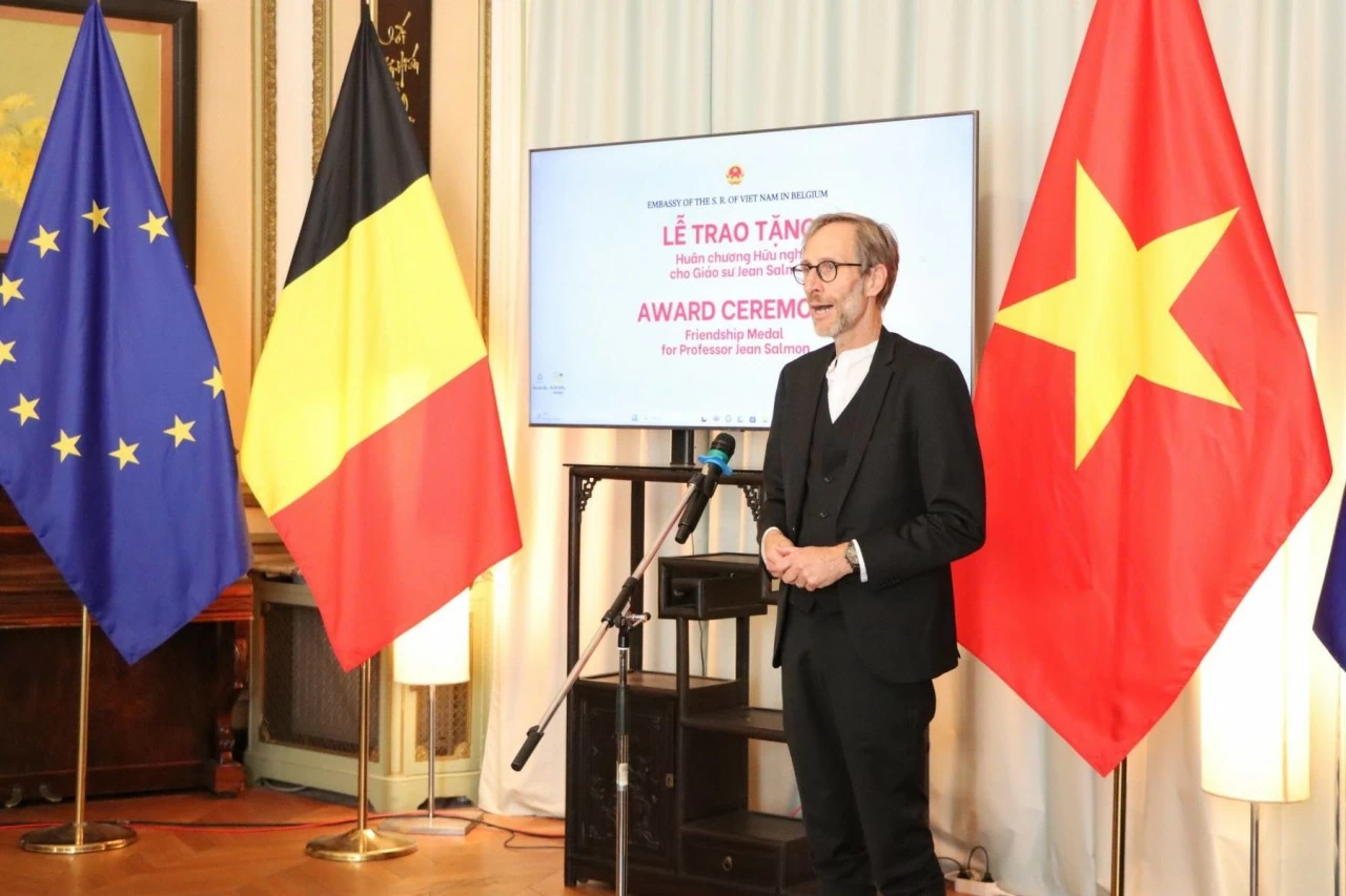Việt Nam truy tặng Huân chương Hữu nghị cho cố Giáo sư Jean Salmon, cựu thành viên Tòa Trọng tài thường trực (PCA) Việt Nam truy tặng Huân chương Hữu nghị cho cố Giáo sư Jean Salmon, cựu thành viên Tòa Trọng tài thường trực (PCA)