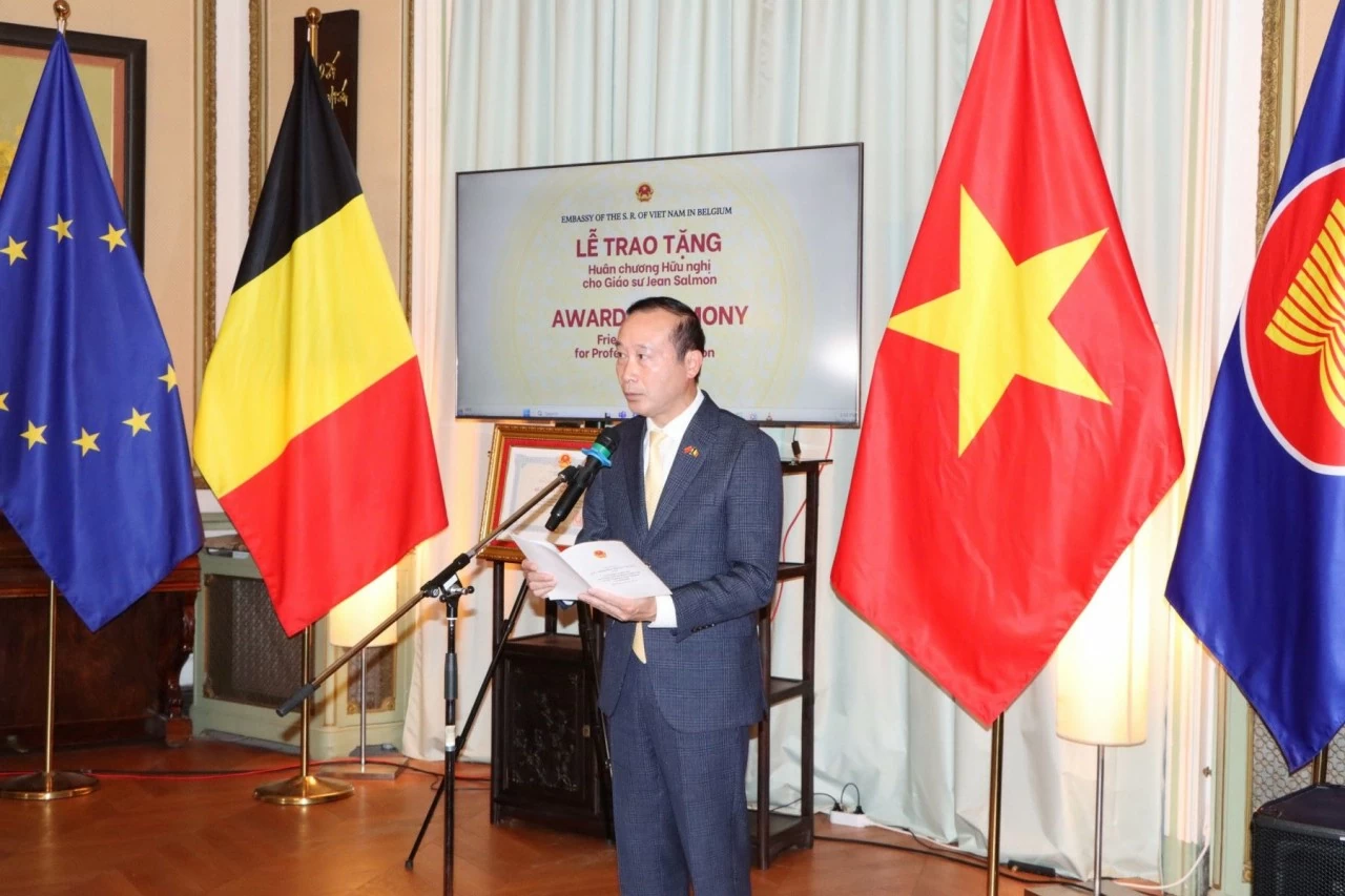 Việt Nam truy tặng Huân chương Hữu nghị cho cố Giáo sư Jean Salmon, cựu thành viên Tòa Trọng tài thường trực (PCA) Việt Nam truy tặng Huân chương Hữu nghị cho cố Giáo sư Jean Salmon, cựu thành viên Tòa Trọng tài thường trực (PCA)