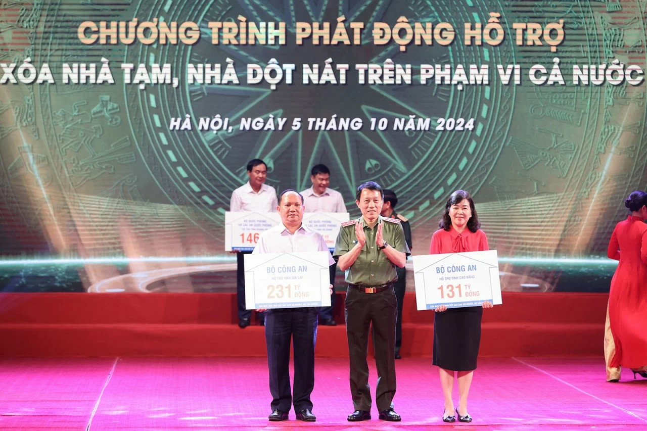 Bộ trưởng Bộ Công an Lương Tam Quang trao kinh phí của Bộ Công an ủng hộ các địa phương xoá nhà tạm, nhà dột nát - Ảnh: VGP/Nhật Bắc Bộ trưởng Bộ Công an Lương Tam Quang trao kinh phí của Bộ Công an ủng hộ các địa phương xoá nhà tạm, nhà dột nát - Ảnh: VGP/Nhật Bắc