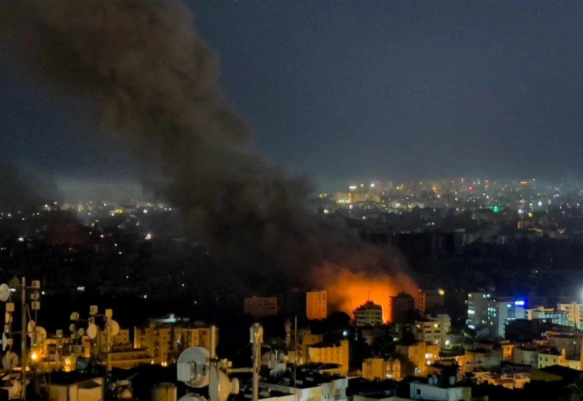 Lửa và khói bốc lên sau các cuộc không kích của Israel tại Dahiyeh, Beirut, Lebanon, ngày 4/10. (Nguồn: AP) Lửa và khói bốc lên sau các cuộc không kích của Israel tại Dahiyeh, Beirut, Lebanon, ngày 4/10. (Nguồn: AP)