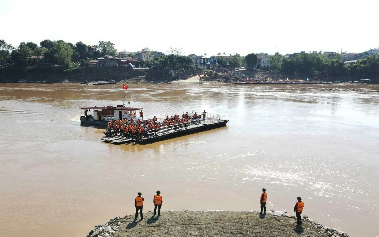 Tạm dừng phà chuyên dụng, lắp lại cầu phao Phong Châu Tạm dừng phà chuyên dụng, lắp lại cầu phao Phong Châu