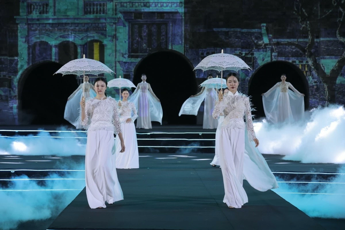 Các thiết kế của NTK Đức Hùng trong bộ sưu tập áo dài Giao mùa đêm Hà Nội thể hiện phong thái thanh lịch, nhẹ nhàng của người Thủ đô. Các thiết kế của NTK Đức Hùng trong bộ sưu tập áo dài Giao mùa đêm Hà Nội thể hiện phong thái thanh lịch, nhẹ nhàng của người Thủ đô.