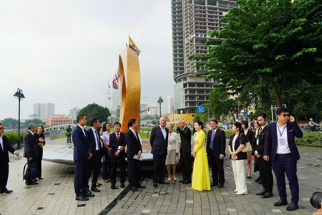 Chủ tịch sáng lập Diễn đàn Kinh tế Thế giới, Giáo sư Klaus Schwab cùng lãnh đạo TPHCM tham quan Thành phố. (Nguồn: BTC) Chủ tịch sáng lập Diễn đàn Kinh tế Thế giới, Giáo sư Klaus Schwab cùng lãnh đạo TPHCM tham quan Thành phố. (Nguồn: BTC)
