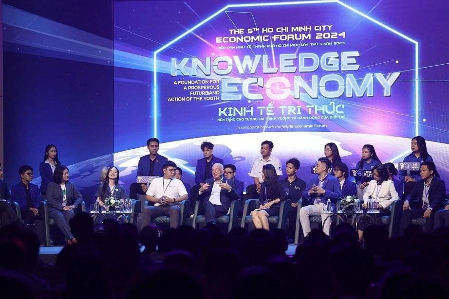 Giáo sư (GS) Klaus Schwab, Chủ tịch sáng lập Diễn đàn Kinh tế Thế giới nói chuyện với doanh nghiệp trẻ TPHCM. (Ảnh: BTC) Giáo sư (GS) Klaus Schwab, Chủ tịch sáng lập Diễn đàn Kinh tế Thế giới nói chuyện với doanh nghiệp trẻ TPHCM. (Ảnh: BTC)