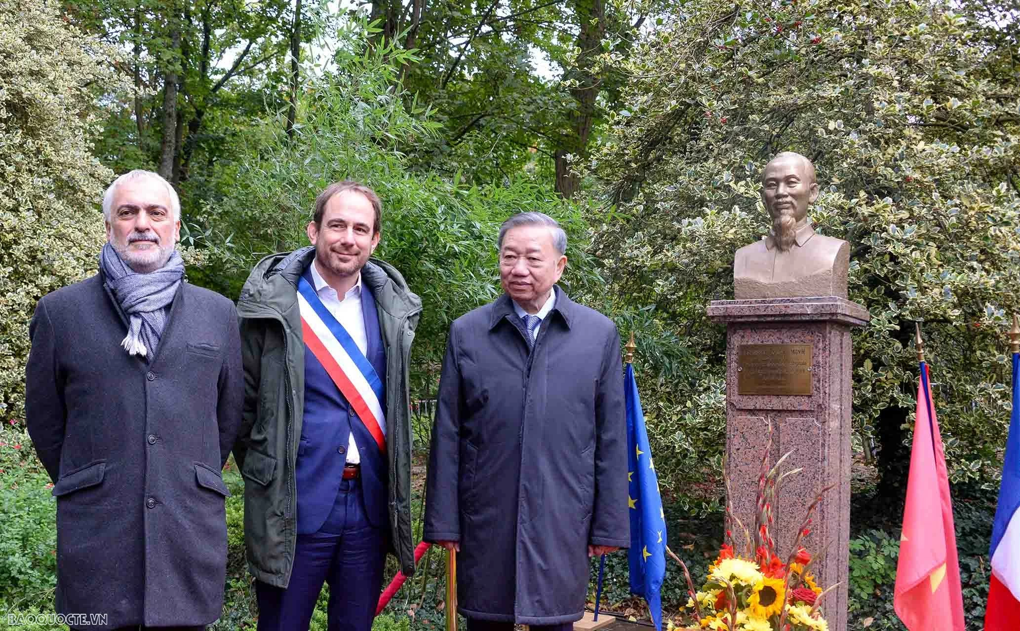 Tổng Bí thư, Chủ tịch nước Tô Lâm dâng hoa Khu tưởng niệm Chủ tịch Hồ Chí Minh tại Montreuil Tổng Bí thư, Chủ tịch nước Tô Lâm dâng hoa Khu tưởng niệm Chủ tịch Hồ Chí Minh tại Montreuil