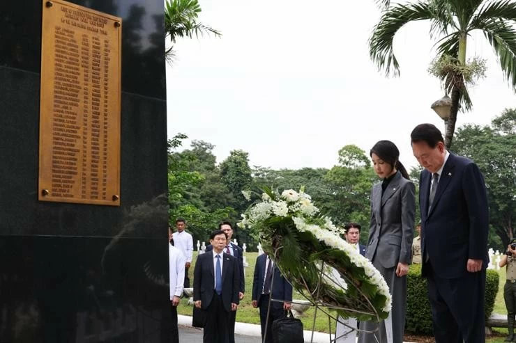 Tổng thống Hàn Quốc Yoon Suk Yeol và phu nhân Kim Keon Hee đến thăm Đài tưởng niệm Triều Tiên, một tượng đài tưởng niệm 112 người lính Philippines đã hy sinh trong Chiến tranh Triều Tiên, tại Nghĩa trang Anh hùng ở Manila, ngày 6/10/2024. (Nguồn: Yonhap) Tổng thống Hàn Quốc Yoon Suk Yeol và phu nhân Kim Keon Hee đến thăm Đài tưởng niệm Triều Tiên, một tượng đài tưởng niệm 112 người lính Philippines đã hy sinh trong Chiến tranh Triều Tiên, tại Nghĩa trang Anh hùng ở Manila, ngày 6/10/2024. (Nguồn: Yonhap)