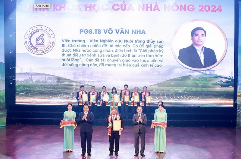 Đồng chí Nguyễn Trọng Nghĩa - Ủy viên Bộ Chính trị, Bí thư Trung ương Đảng, Trưởng Ban Tuyên giáo Trung ương; đồng chí Lương Quốc Đoàn - Ủy viên Trung ương Đảng, Bí thư Đảng đoàn, Chủ tịch Ban Chấp hành Trung ương Hội Nông dân Việt Nam trao Giấy chứng nhận và Biểu trưng của Chương trình cho Nhà khoa học của nhà nông. Ảnh: Nguyễn Chương. Đồng chí Nguyễn Trọng Nghĩa - Ủy viên Bộ Chính trị, Bí thư Trung ương Đảng, Trưởng Ban Tuyên giáo Trung ương; đồng chí Lương Quốc Đoàn - Ủy viên Trung ương Đảng, Bí thư Đảng đoàn, Chủ tịch Ban Chấp hành Trung ương Hội Nông dân Việt Nam trao Giấy chứng nhận và Biểu trưng của Chương trình cho Nhà khoa học của nhà nông. Ảnh: Nguyễn Chương.