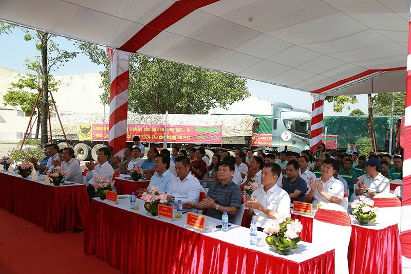 Chương trình không chỉ tặng phân bón và ngô giống mà còn tổ chức các buổi tư vấn kỹ thuật để bà con có thể nâng cao năng suất cây trồng. Chương trình không chỉ tặng phân bón và ngô giống mà còn tổ chức các buổi tư vấn kỹ thuật để bà con có thể nâng cao năng suất cây trồng.