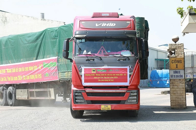 Sau khi khởi động chương trình, các xe chở hàng hỗ trợ đã xuất phát tại Công ty CP Bình Điền Ninh Bình để kịp thời trao tặng cho bà con bị ảnh hưởng bão lũ tỉnh Lào Cai, Yên Bái. Sau khi khởi động chương trình, các xe chở hàng hỗ trợ đã xuất phát tại Công ty CP Bình Điền Ninh Bình để kịp thời trao tặng cho bà con bị ảnh hưởng bão lũ tỉnh Lào Cai, Yên Bái.