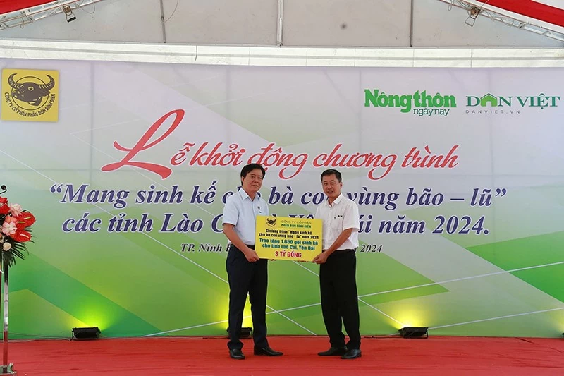 H3. Ông Ngô Văn Đông - TGĐ Cty Bình Điền trao bảng hỗ trợ tượng trưng cho đại diện Báo Nông thôn ngày nay với gói hỗ trợ 3 tỉ đồng. H3. Ông Ngô Văn Đông - TGĐ Cty Bình Điền trao bảng hỗ trợ tượng trưng cho đại diện Báo Nông thôn ngày nay với gói hỗ trợ 3 tỉ đồng.