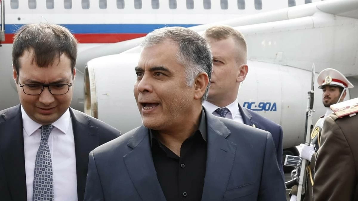 Bộ trưởng Dầu mỏ Iran Mohsen Paknejad đến thăm các cơ sở dầu mỏ và gặp gỡ các nhân viên điều hành trên đảo Kharg. (Nguồn: AP) Bộ trưởng Dầu mỏ Iran Mohsen Paknejad đến thăm các cơ sở dầu mỏ và gặp gỡ các nhân viên điều hành trên đảo Kharg. (Nguồn: AP)