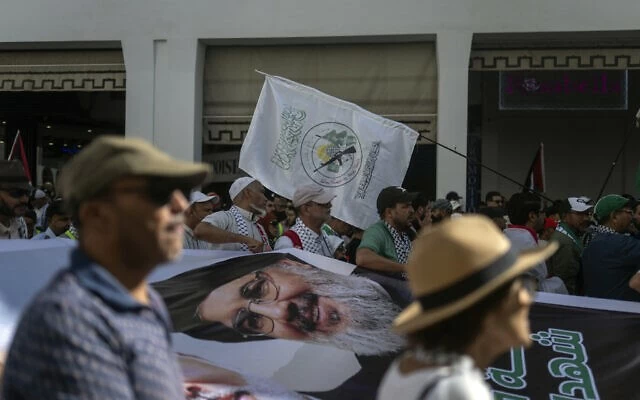 Người dân Morocco mang theo bức ảnh của thủ lĩnh Hezbollah Hassan Nasrallah trong một cuộc biểu tình ở Rabat ngày 6/10. (Nguồn: AP) Người dân Morocco mang theo bức ảnh của thủ lĩnh Hezbollah Hassan Nasrallah trong một cuộc biểu tình ở Rabat ngày 6/10. (Nguồn: AP)