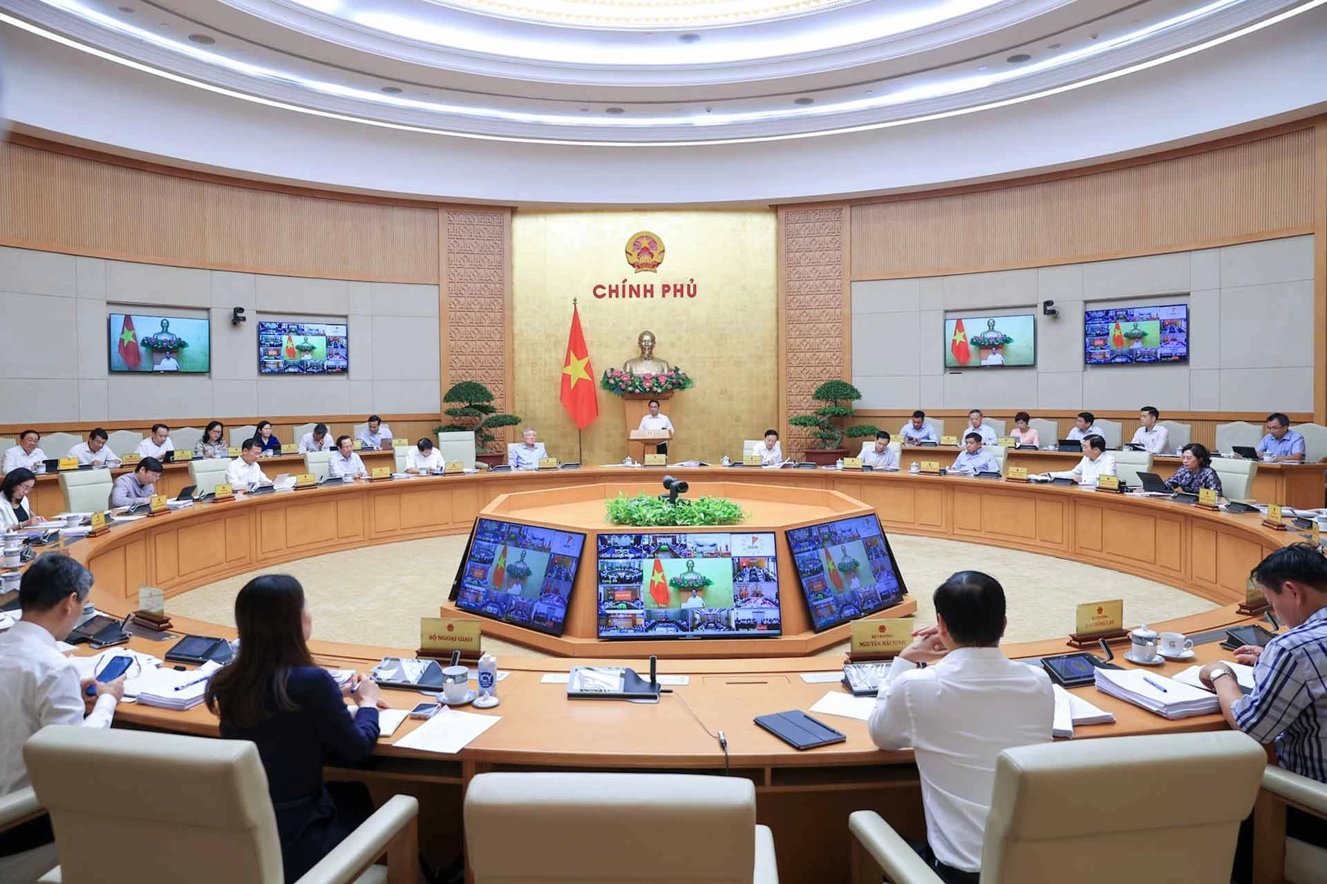 Phấn đấu thực hiện thắng lợi toàn diện các mục tiêu, nhiệm vụ của năm 2024, tạo đà cho những năm tiếp theo Phấn đấu thực hiện thắng lợi toàn diện các mục tiêu, nhiệm vụ của năm 2024, tạo đà cho những năm tiếp theo
