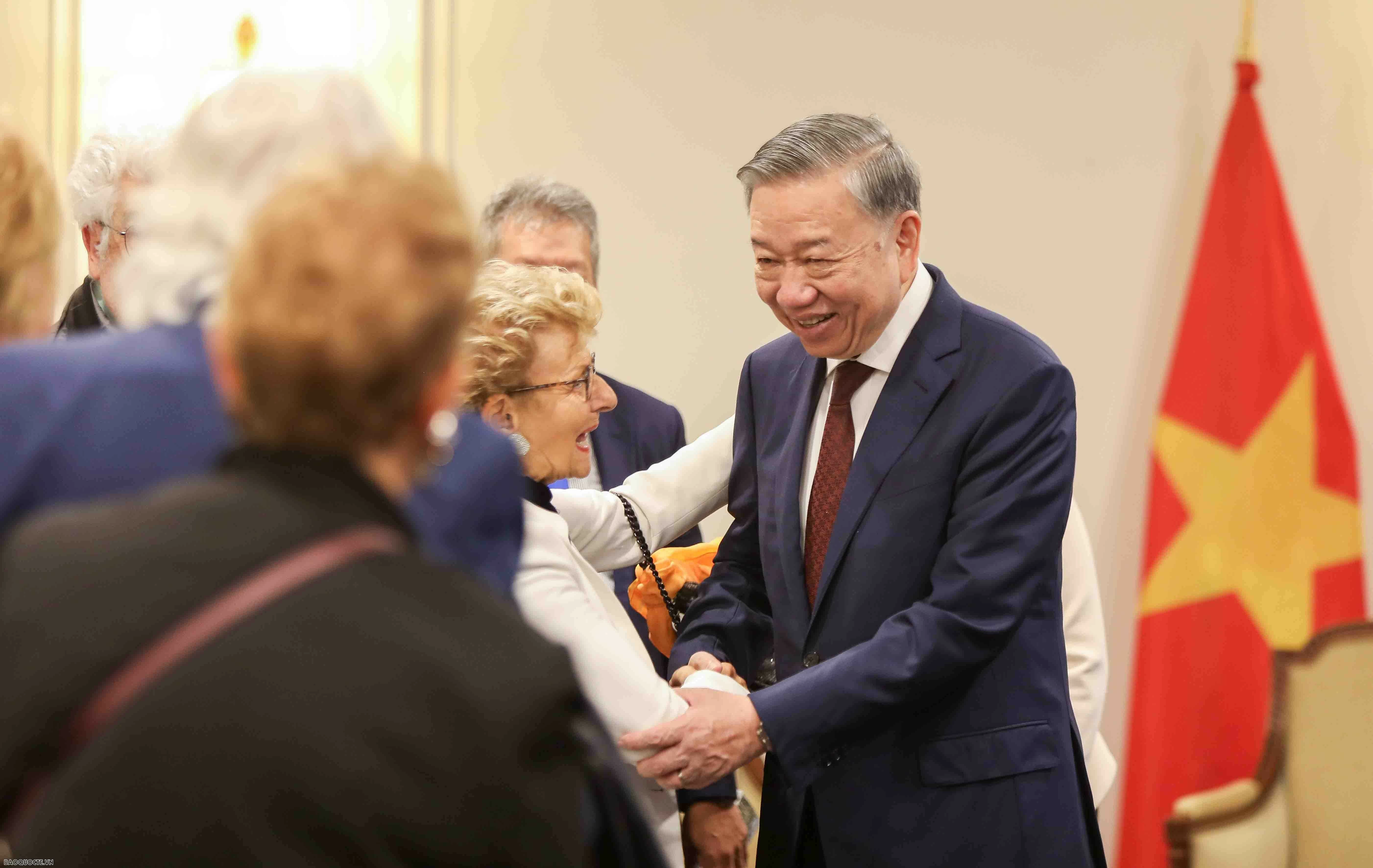 undefined Tiếp hội hữu nghi Pháp