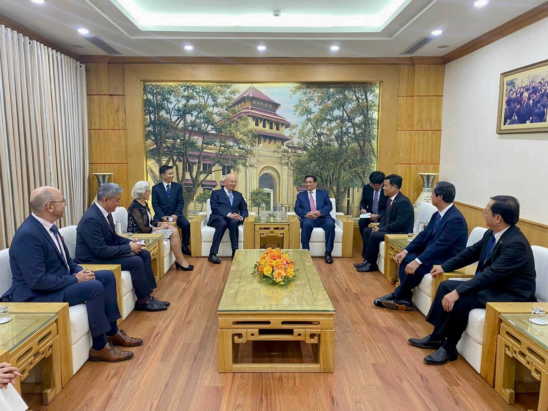 Thủ tướng Phạm Minh Chính và Chủ tịch WEF giao lưu với sinh viên Việt Nam Thủ tướng Phạm Minh Chính và Chủ tịch WEF giao lưu với sinh viên Việt Nam