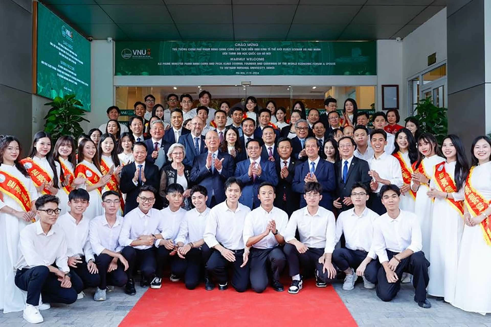 Thủ tướng Phạm Minh Chính và Chủ tịch WEF giao lưu với sinh viên Việt Nam Thủ tướng Phạm Minh Chính và Chủ tịch WEF giao lưu với sinh viên Việt Nam