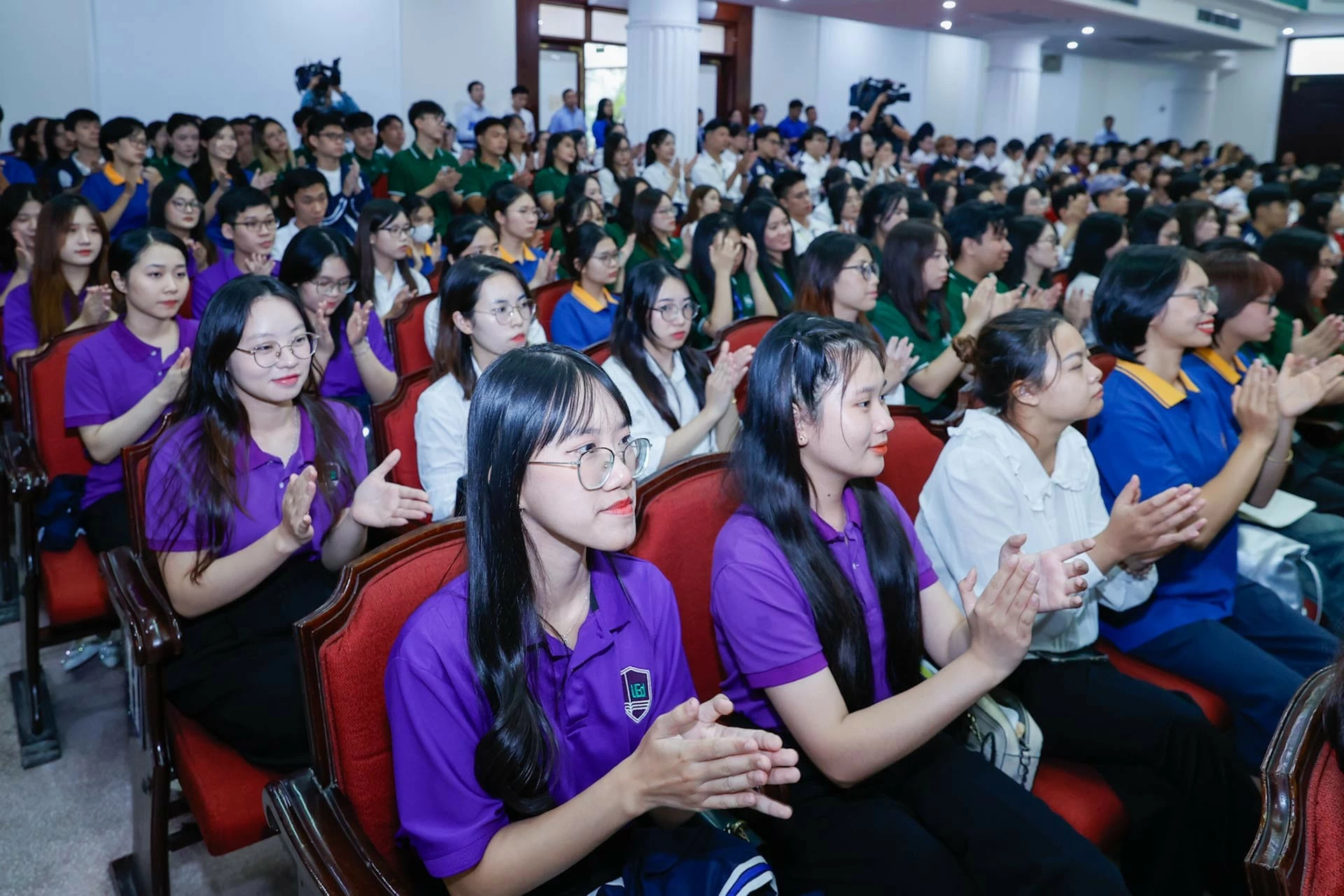 Thủ tướng Phạm Minh Chính và Chủ tịch WEF giao lưu với sinh viên Việt Nam Thủ tướng Phạm Minh Chính và Chủ tịch WEF giao lưu với sinh viên Việt Nam